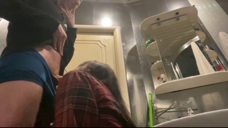 Парню первый раз девушка делает минет, друзья снимают на видео