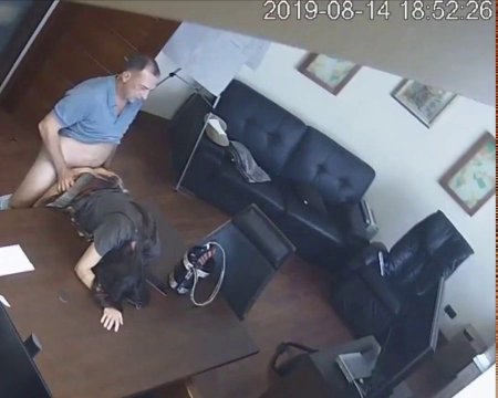 Босс принимает на работу новую сотрудницу и показывает какие у нее будут обязанности выебав женщину перед скрытой камерой