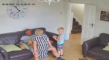 Маленький пиздюк не дает родителям возможности поебаться