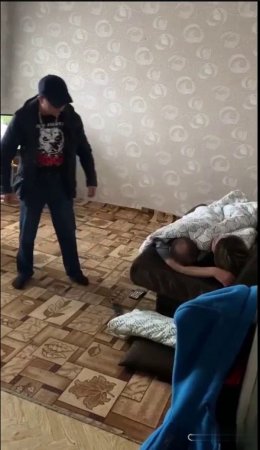 Пашка застукал иришку за изменой с Монголом